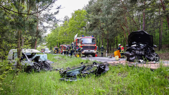 Kleinsaubernitz - Tödlicher Frontalcrash: 65-Jähriger stirbt, weiterer Mann wird schwerst verletzt