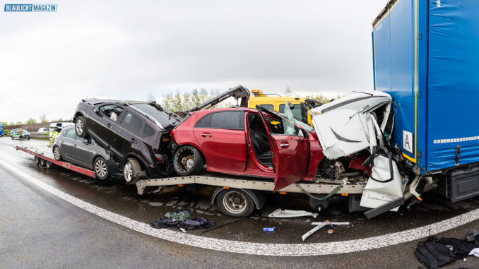 Autotransporter kracht in Stauende Fahrer stirbt