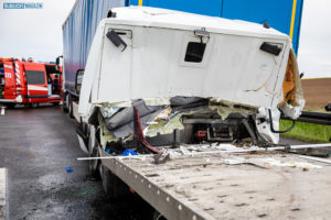 Autotransporter kracht in Stauende – Fahrer stirbt – Blaulicht