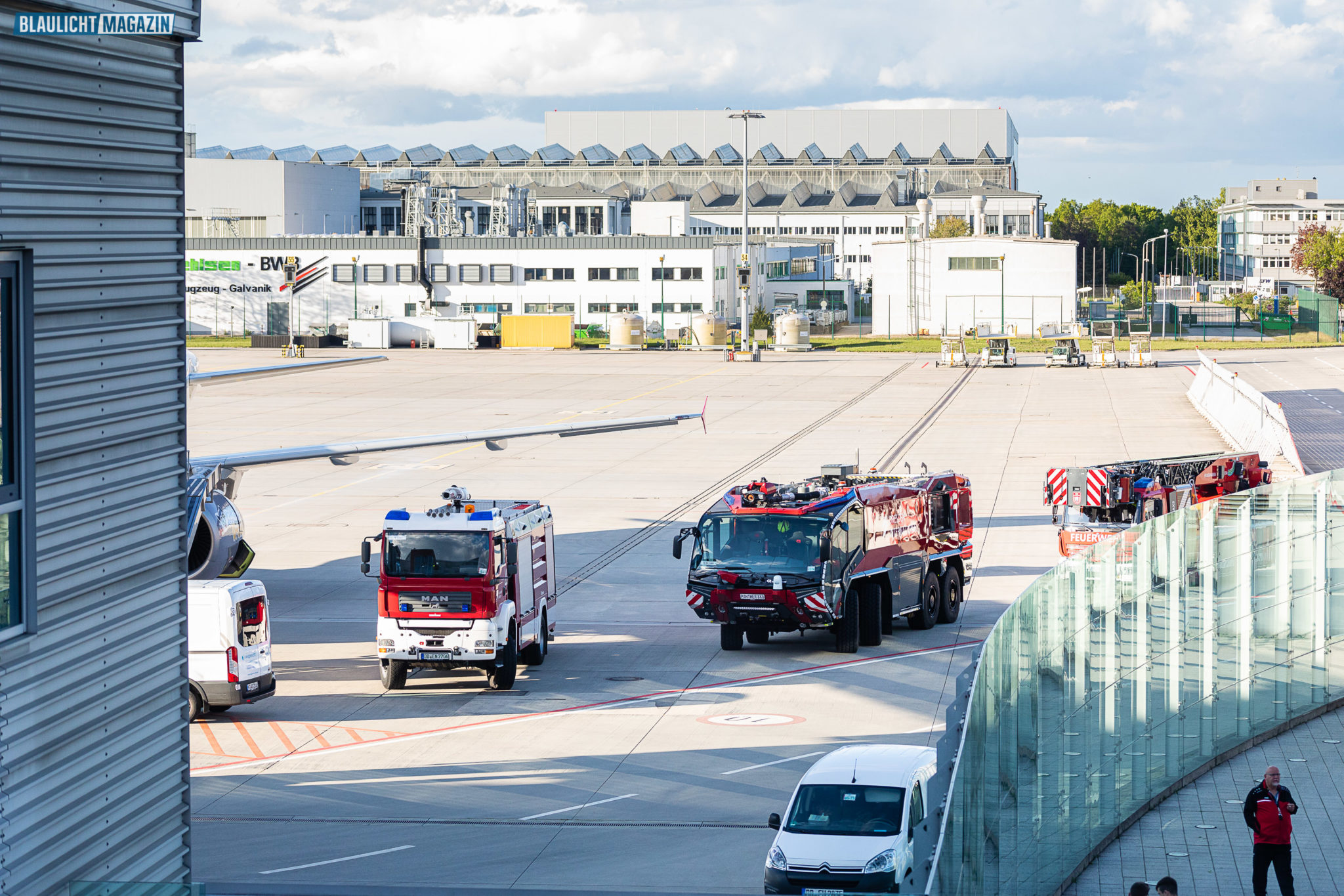 Sicherheitslandung: Feuerwehr und THW am Dresdener Flughafen im Einsatz ...