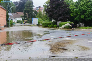 Neukirch – Wesenitz tritt über die Ufer: Starkregen setzt Grundstücke unter Wasser, Straßen überflutet