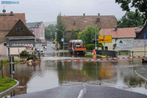 Neukirch – Wesenitz tritt über die Ufer: Starkregen setzt Grundstücke unter Wasser, Straßen überflutet