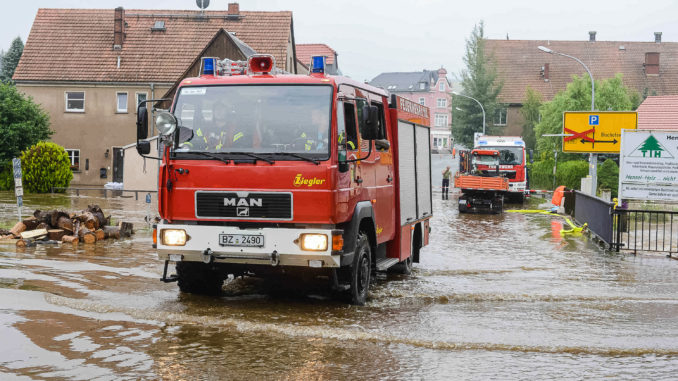 Neukirch - Wesenitz tritt über die Ufer: Starkregen setzt Grundstücke unter Wasser, Straßen überflutet