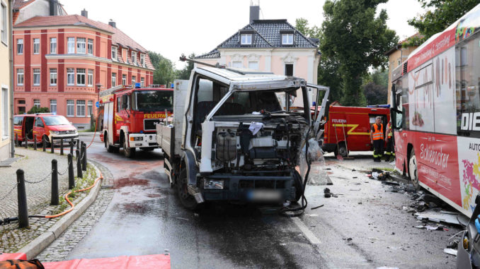 Bischofswerda - LKW kollidiert mit Linienbus: 3 Verletzte
