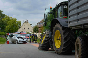 Berthelsdorf – Traktor und PKW kollidieren: Zwei Verletzte
