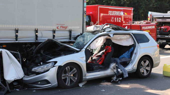 BAB4/Ohorn - PKW kracht unter LKW am Stauende: Fahrer schwerst verletzt