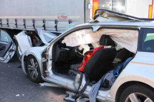 BAB4/Ohorn – PKW kracht unter LKW am Stauende: Fahrer schwerst verletzt