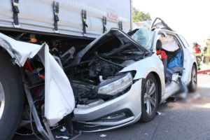 BAB4/Ohorn – PKW kracht unter LKW am Stauende: Fahrer schwerst verletzt