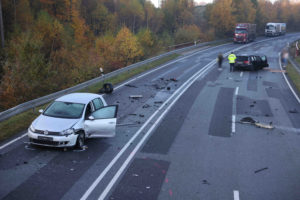 Schmölln-Putzkau – Schwerer Unfall auf Staatstraße 156: 4 Verletzte