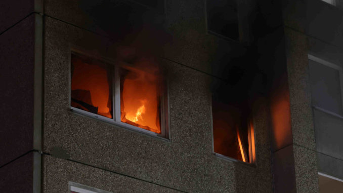 Dresden - Wohnungsbrand in Mehrfamilienhaus