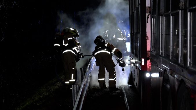 Schweinetransport fängt auf der Autobahn Feuer - Feuerwehr rückt an und rettet den Tieren das Leben