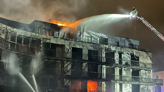 Die verkohlte Fassade in der Bargmannstraße. Foto: Feuerwehr Essen, Riße