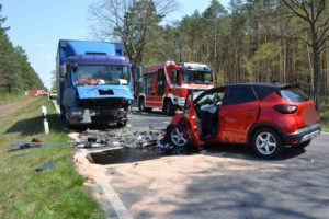 Hoyerswerda – Tödlicher Frontalcrash: PKW-Fahrerin (55) stirbt bei schwerem Unfall: PKW kollidierte frontal mit LKW