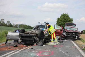 Haselbachtal – PKW überschlägt sich nach schwerem Crash: 1 Schwerverletzter, 1 Leichtverletzte