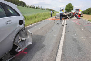 Haselbachtal – PKW überschlägt sich nach schwerem Crash: 1 Schwerverletzter, 1 Leichtverletzte