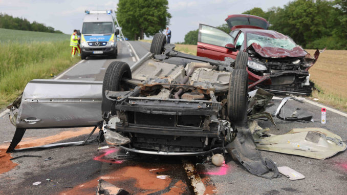 Haselbachtal - PKW überschlägt sich nach schwerem Crash: 1 Schwerverletzter, 1 Leichtverletzte