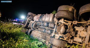 Milchlaster kommt von Autobahn ab und kippt um