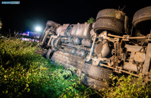 Milchlaster kommt von Autobahn ab und kippt um