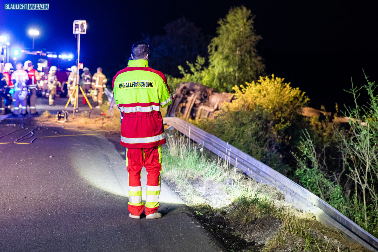 Milchlaster Kommt Von Autobahn Ab Und Kippt Um | Blaulicht-Magazin.net