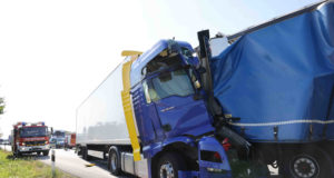 LKW-Unfall auf der A4: Polizei rettet Kinder aus Hitze-Stau