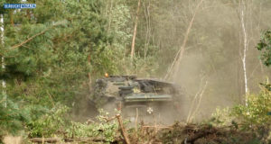 Bundeswehr-Panzer schlägt Schneise bei Waldbrand in Elbe-Elster