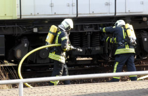 Feuerwehreinsatz am Bahnhof: Rauch steigt aus Diesellok