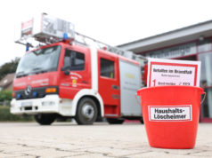 Wegen Mitgliedermangel: Feuerwehr verteilt Löscheimer an Haushalte