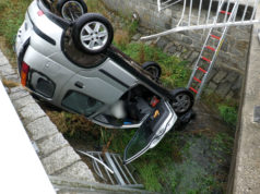 Auto landet nach Unfall kopfüber in Flussbett