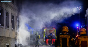 Sperrmüllbrand greift auf Wohnhaus über