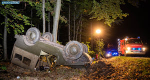 56-Jahre alter Oldtimer kommt von Straße ab und kracht gegen Baum
