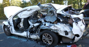 LKW kracht in Pannenfahrzeug – Person auf Rückbank eingeklemmt