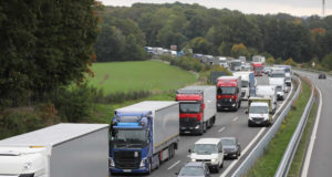 Autofahrer benutzt Rettungsgasse und behindert Polizeifahrzeug