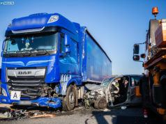 Beim Überholen: 89-jähriger kracht in entgegen kommenden LKW