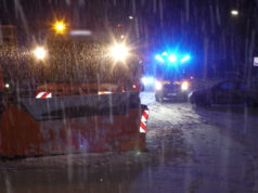 Winterdienstfahrzeug stößt mit PKW zusammen