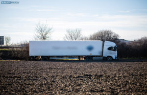 LKW kommt von der Autobahn ab und bleibt im Schlamm stecken
