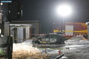 Radeberg – Tote Person beu Brand von Fahrzeug in Gargaenkomplex