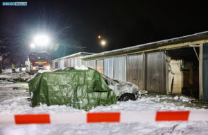Feuerwehr findet Leiche in brennendem PKW in Radeberg