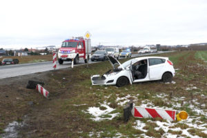 Sechs Verletzte bei schwerem Unfall in Leppersdorf – BMW und Ford stoﬂen auf Kreuzung zusammen