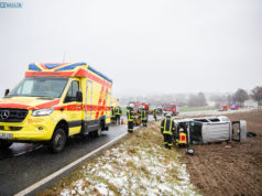 Auto kommt von Straße ab und überschlägt sich