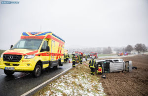 Auto kommt von Straße ab und überschlägt sich