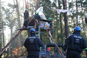 Ottendorf-Okrilla – Heibo-Räumung soll starten – Showdown für Waldbesetzer! Fast 1000 Polizisten wollen das Waldstück in den nächsten fünf Tagen räumen, auch SEK-Kräfte halten sich bereit, sächsische Polizei bekommt Unterstützung aus anderen Bundesländern