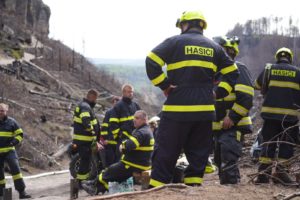 Hrensko- Maennertags-Gruppe loest durch Pyrotechnik grossen Waldbrand aus, Grosseinsatz in der Boehmischen Schweiz – Erster grosser Waldbrand des Jahres