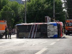 Unfall auf Einsatzfahrt: HLF kippt in Leipzig auf die Seite