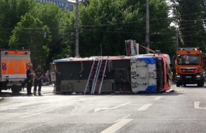 Unfall auf Einsatzfahrt: HLF kippt in Leipzig auf die Seite