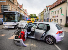 Kamenz: PKW kracht gegen Bus – 8 Verletzte