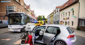 Kamenz: PKW kracht gegen Bus – 8 Verletzte