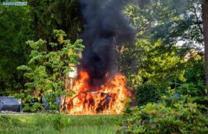 Während Feuerwehr-Jubiläum: PKW geht in Flammen auf