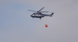 Hubschrauber bei Waldbrand in der Gohrischheide im Einsatz