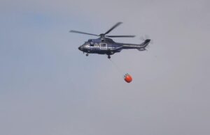 Hubschrauber bei Waldbrand in der Gohrischheide im Einsatz
