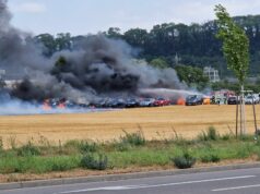 Auf Stoppelfeld geparkt: 17 Fahrzeuge in Flammen aufgegangen